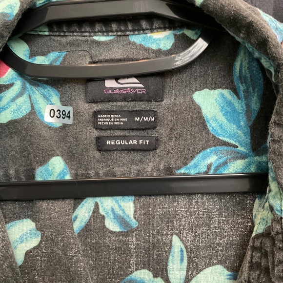 #0394 Black with Blue Flowers Button Up Size M Brand Quicksilver - Picture 3 of 3